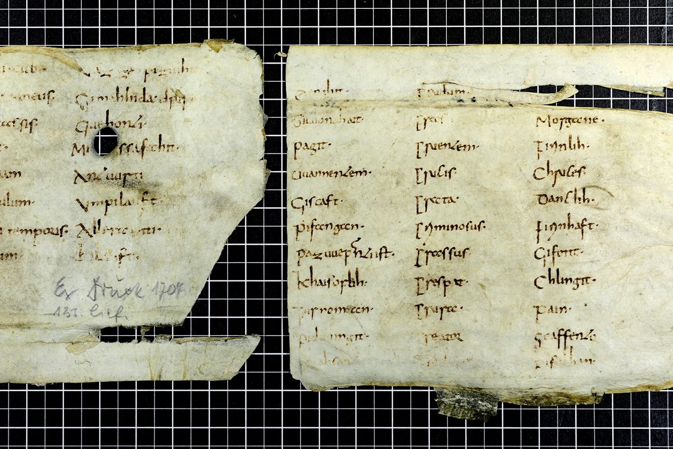 Das undatierte Handout zeigt die beiden Seiten eines Fragments des Abrogans.