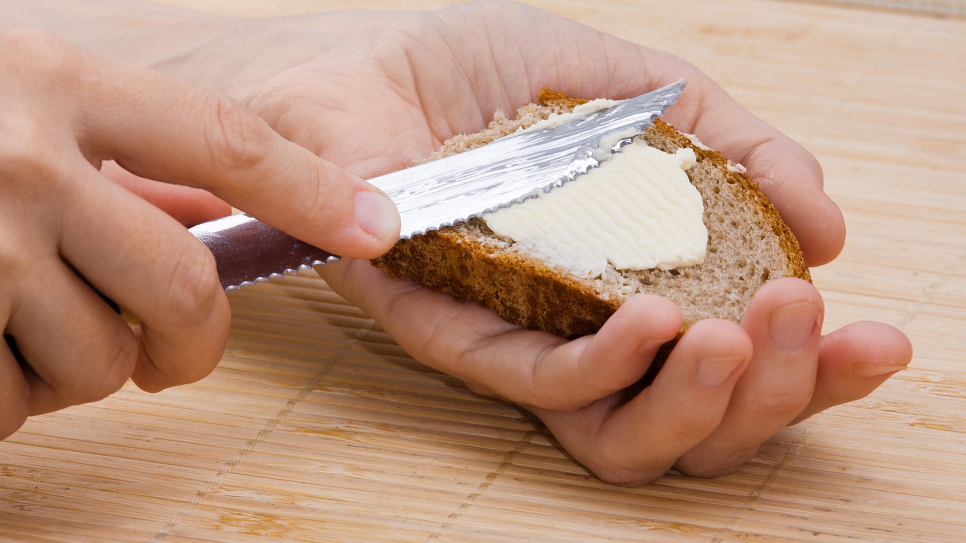 In veganen Brotaufstrichen wurde gesundheitlich bedenkliches Mineralöl gefunden. (Symbolbild)