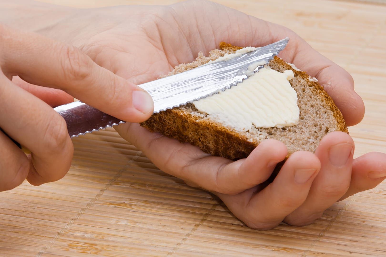 In veganen Brotaufstrichen wurde gesundheitlich bedenkliches Mineralöl gefunden. (Symbolbild)