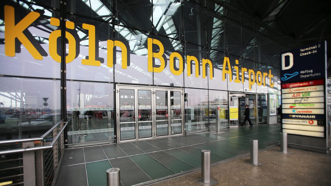 Nachdem Passagiere ein verdächtiges Gespräch gemeldet haben, wurde ein Flugzeug am Flughafen Köln–Bonn evakuiert (Symbolbild).
