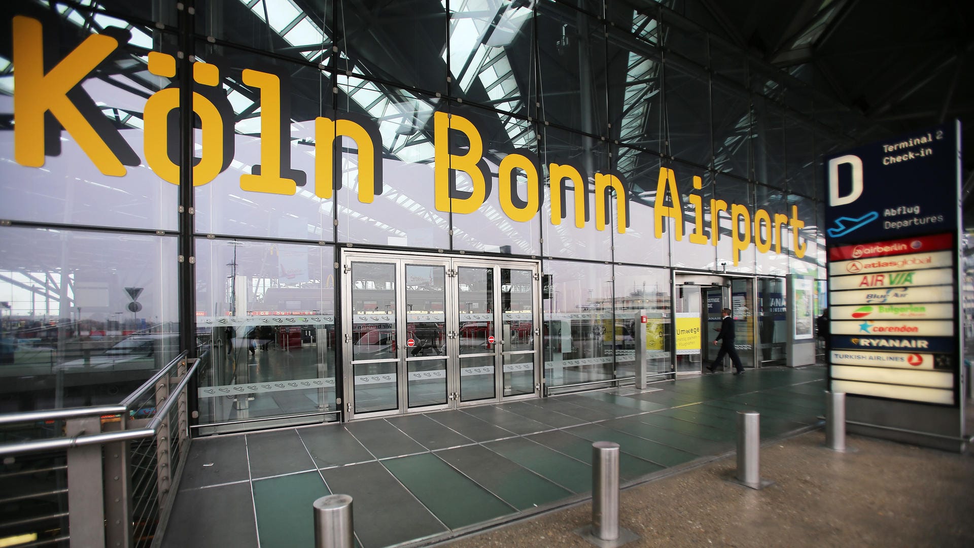 Nachdem Passagiere ein verdächtiges Gespräch gemeldet haben, wurde ein Flugzeug am Flughafen Köln–Bonn evakuiert (Symbolbild). Nachdem Passagiere ein verdächtiges Gespräch gemeldet haben, wurde ein Flugzeug am Flughafen Köln–Bonn evakuiert (Symbolbild).