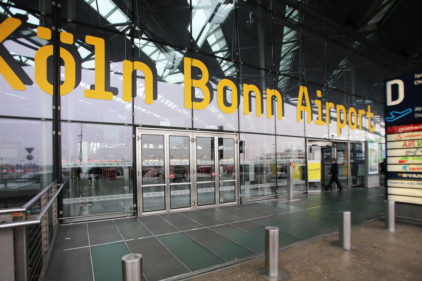 Nachdem Passagiere ein verdächtiges Gespräch gemeldet haben, wurde ein Flugzeug am Flughafen Köln–Bonn evakuiert (Symbolbild).