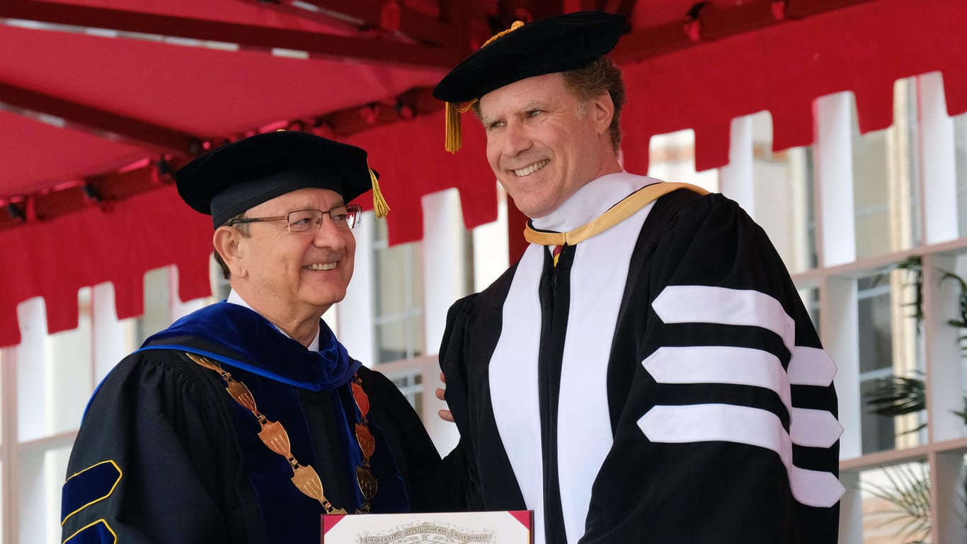 Der Präsident der University of Southern California C.L.Max Nikias (links) überreicht dem sichtlich erfreuten Will Ferrel (rechts) den Ehrendoktortitel seiner Alma Mater.