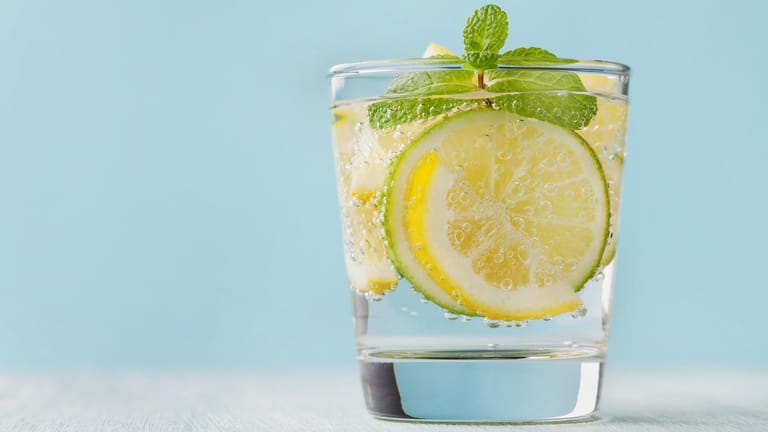 Morgenritual: Wasser mit Zitrone ist nicht nur gesund, sondern auch lecker.