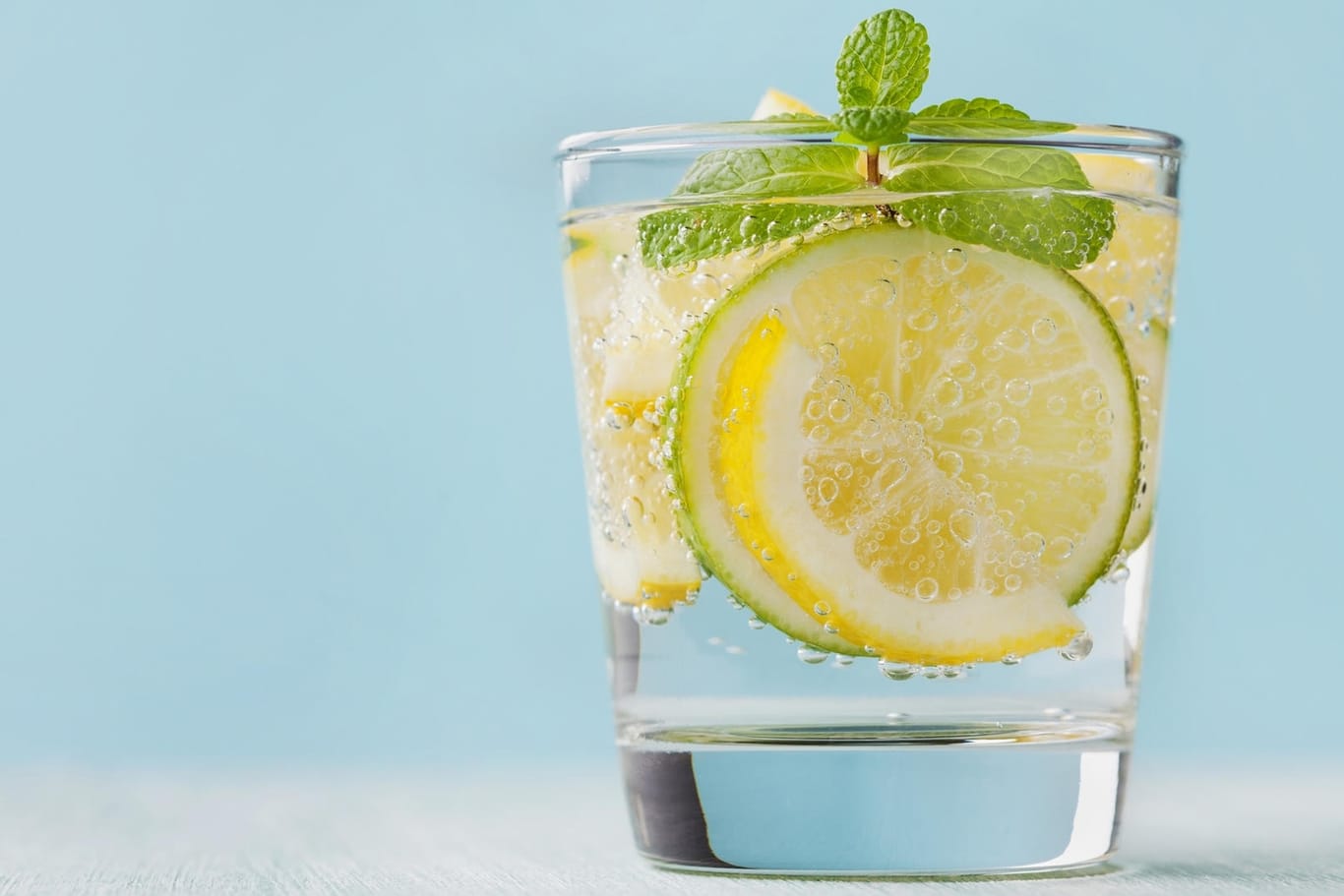 Morgenritual: Wasser mit Zitrone ist nicht nur gesund, sondern auch lecker.