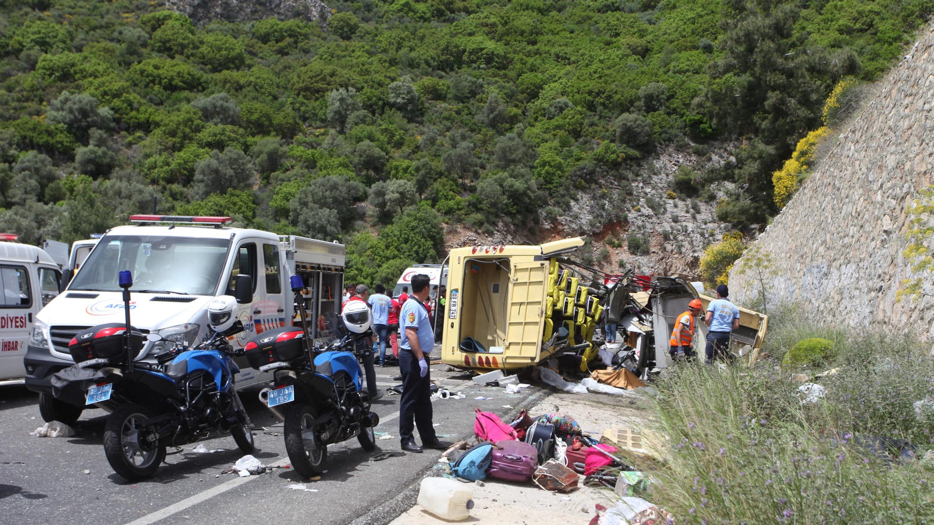 Die Rettungsarbeiten an der Unfallstelle in der Nähe der Küstenprovinz Mugla halten an.
