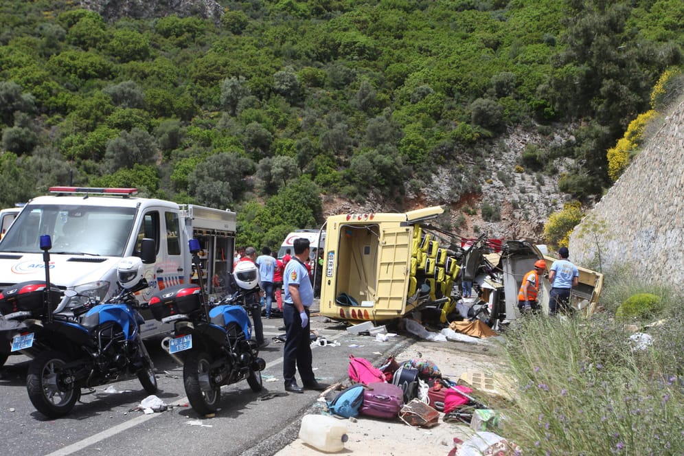 Die Rettungsarbeiten an der Unfallstelle in der Nähe der Küstenprovinz Mugla halten an.
