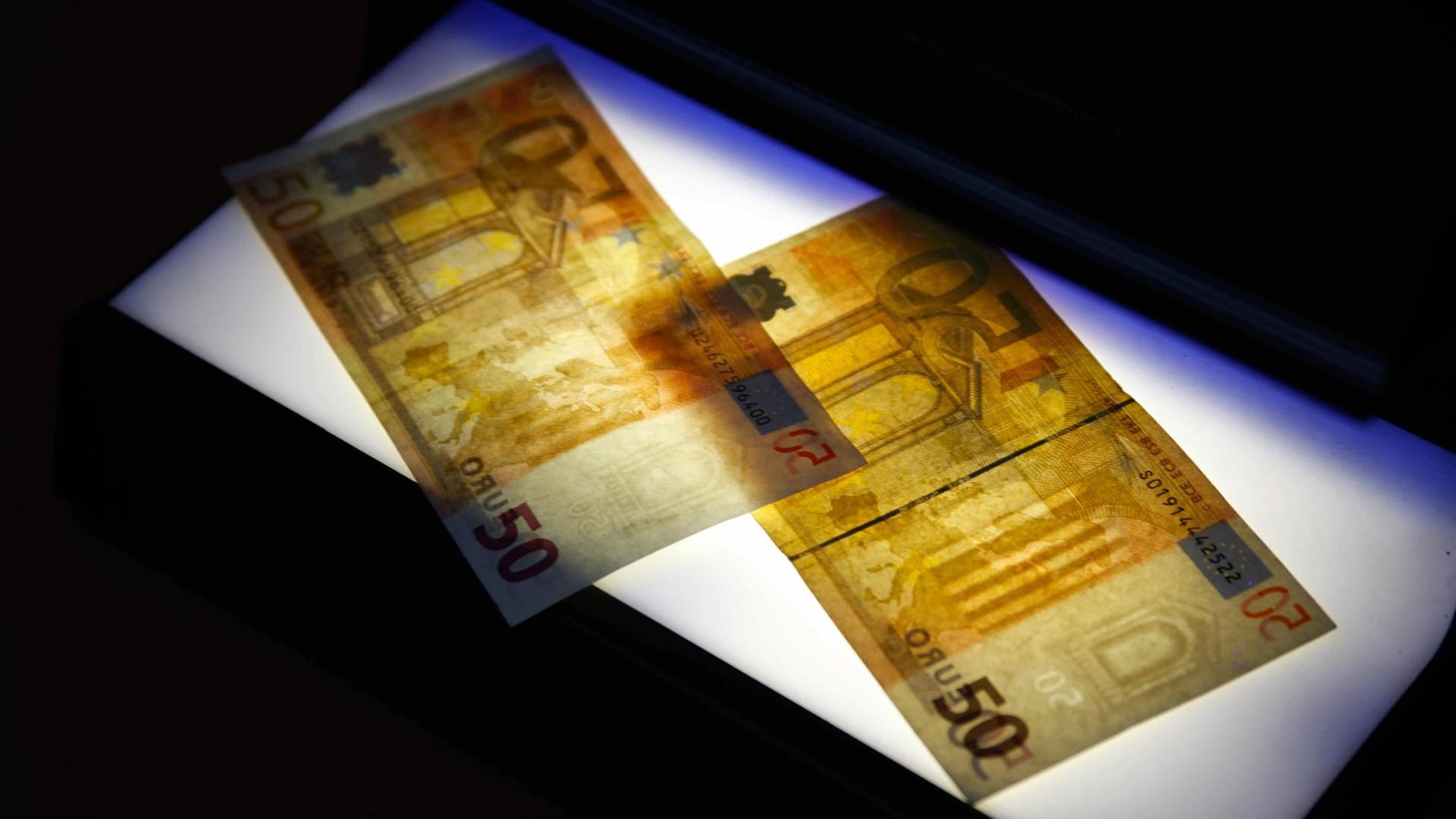 Zwei 50 Euro Scheine im Vergleich: ein Echter (r.) und ein Gefälschter (l.). Zwei 50 Euro Scheine im Vergleich: ein Echter (r.) und ein Gefälschter (l.).