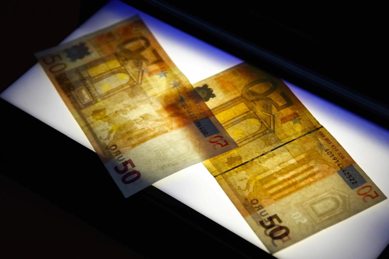 Zwei 50 Euro Scheine im Vergleich: ein Echter (r.) und ein Gefälschter (l.).