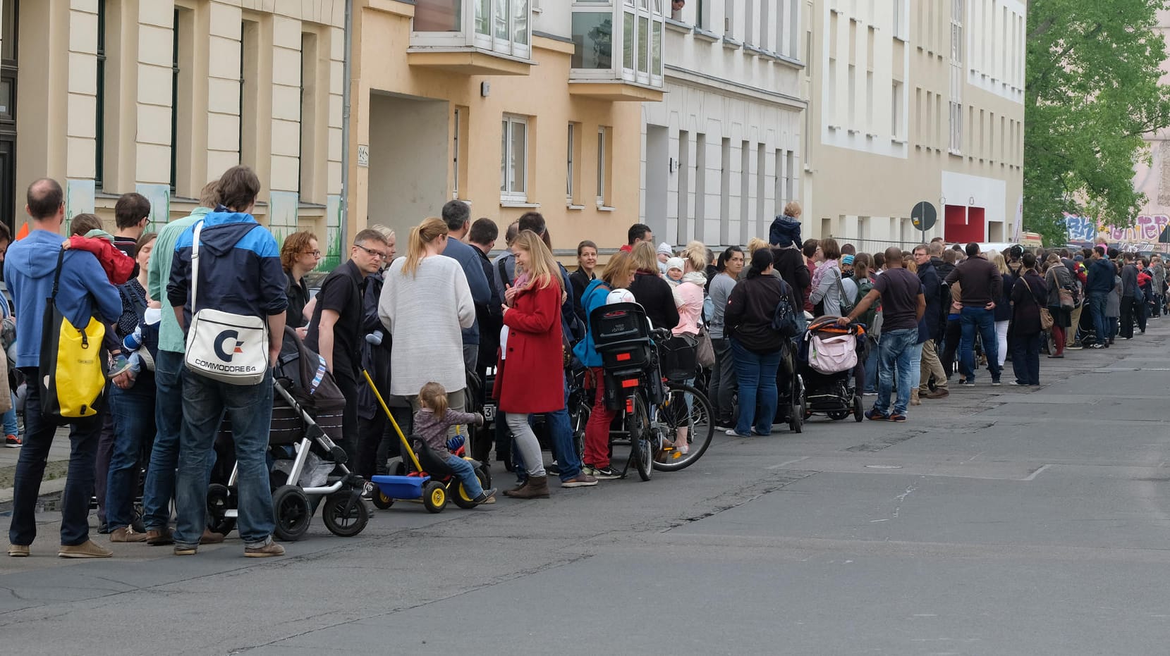 Mehrere hundert Menschen stehen am 13.05.2017 in Leipzig an.