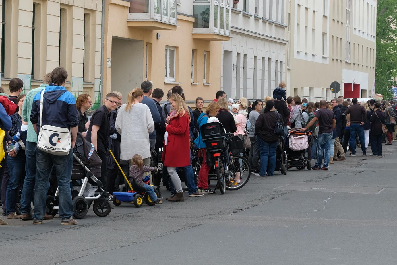 Mehrere hundert Menschen stehen am 13.05.2017 in Leipzig an.