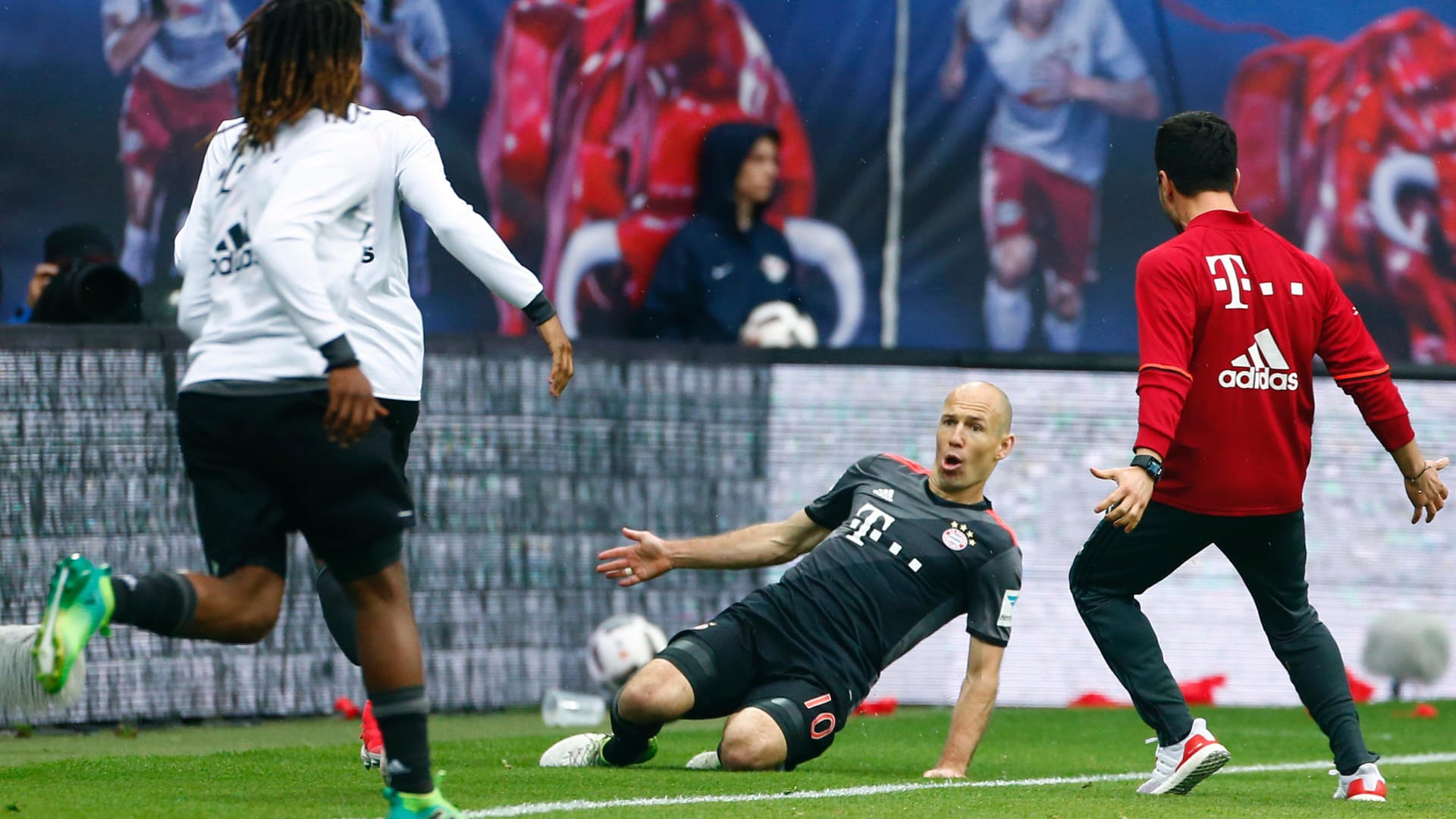 Konnte es selbst kaum fassen: Arjen Robben (m.) bejubelt seinen Siegtreffer.