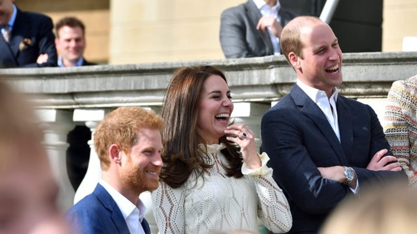 Prinz Harry, Prinzessin Kate und Prinz William haben viel Spaß beim Gartenfest.
