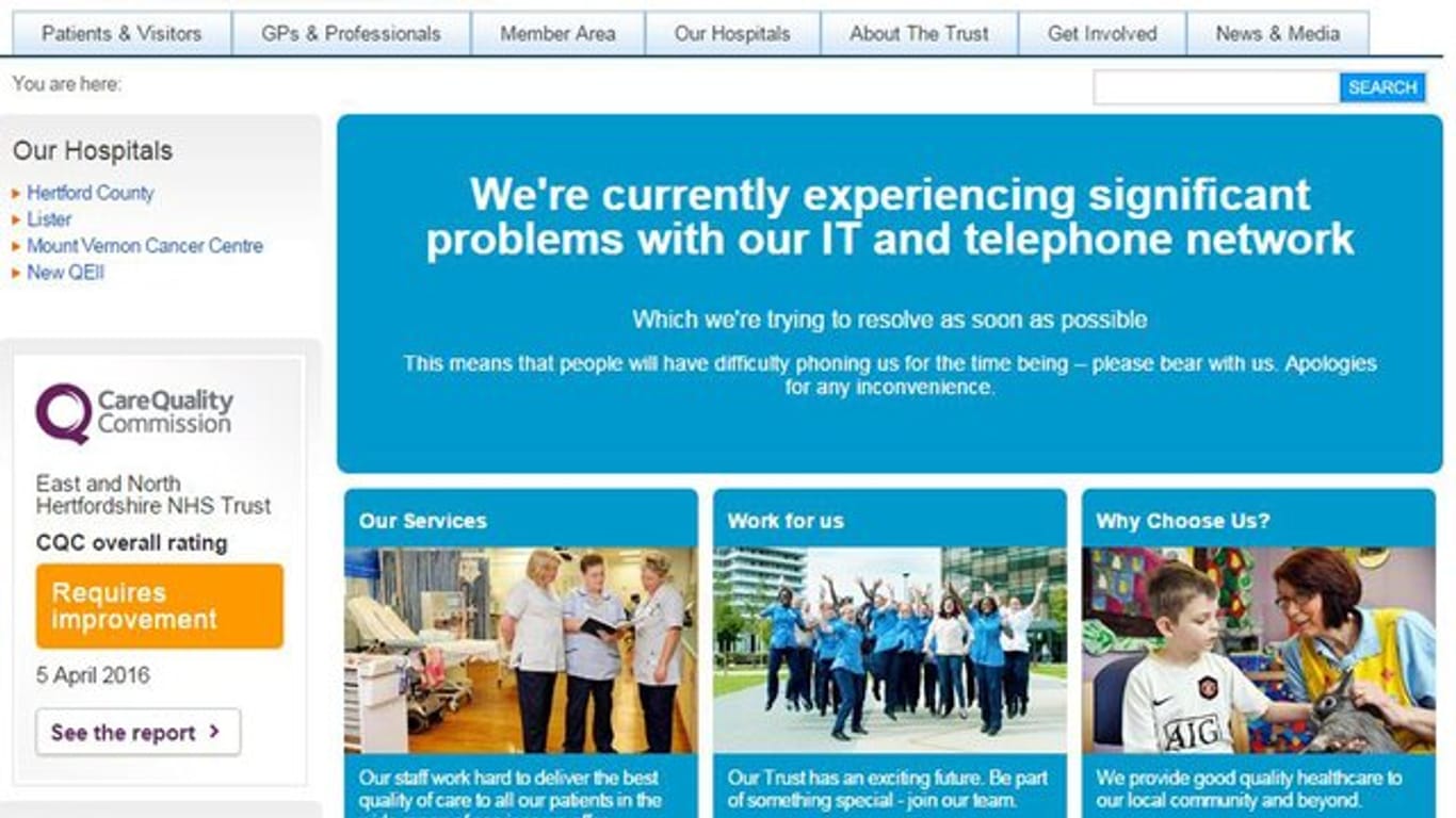 Auf dem Bildschirm eines Computers ist die Website des staatlichen, britischen Gesundheitsdienstes NHS zu sehen.