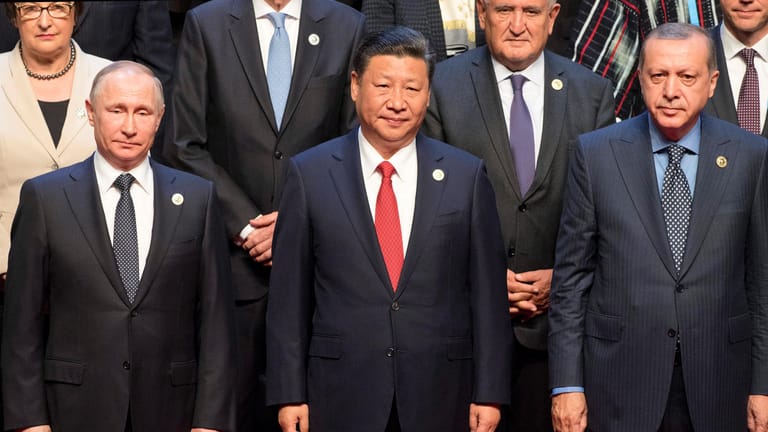 Bei der Eröffnungszeremonie sprachen auch der russische Präsident Wladimir Putin (links) und der türkische Präsident Recep Tayyip Erdogan (ganz rechts).