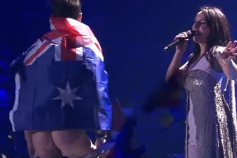 Der ESC-Flitzer stürmte beim Auftritt von Australien auf die Bühne.