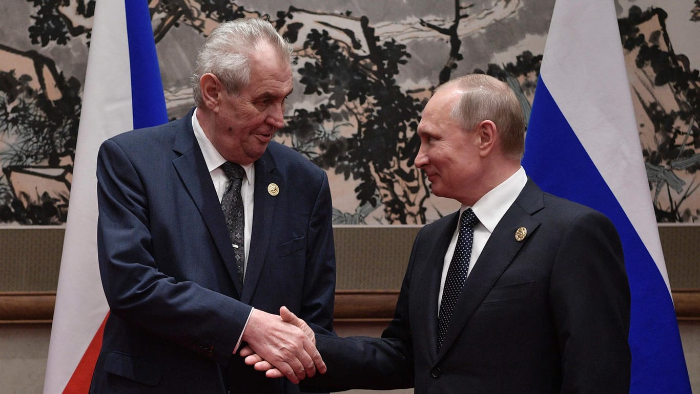 Der Tschechische Präsident Milos Zeman (links) versucht Putin mit einem makaberen Scherz auf Kosten der Journalisten zu beeindrucken.