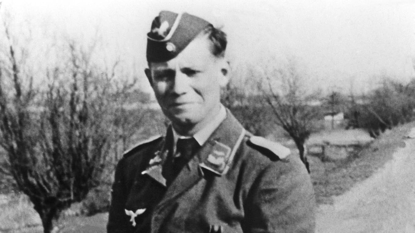 Helmut Schmidt im Frühjahr 1940 als Leutnant der Luftwaffe an einem unbekannten Ort (Archiv).