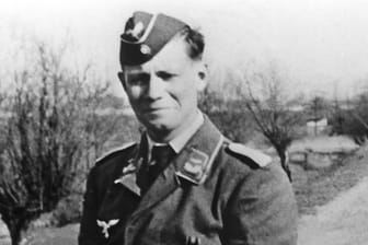 Helmut Schmidt im Frühjahr 1940 als Leutnant der Luftwaffe an einem unbekannten Ort (Archiv).