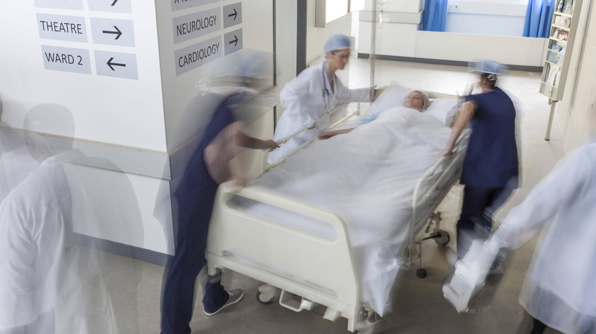 Die 21-Jährige wurde im linken Brustkorb getroffen und musste in einem Krankenhaus notoperiert werden. (Symbolfoto)