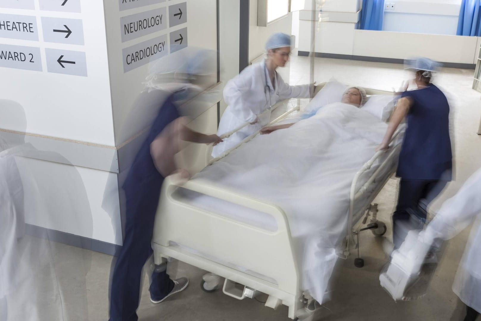 Die 21-Jährige wurde im linken Brustkorb getroffen und musste in einem Krankenhaus notoperiert werden. (Symbolfoto)