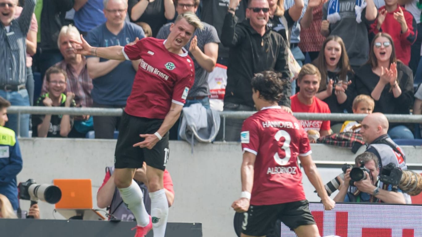 Felix Klaus (l.) bejubelt seinen Treffer zum 1:0-Sieg gegen Stuttgart.