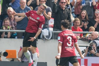 Felix Klaus (l.) bejubelt seinen Treffer zum 1:0-Sieg gegen Stuttgart.