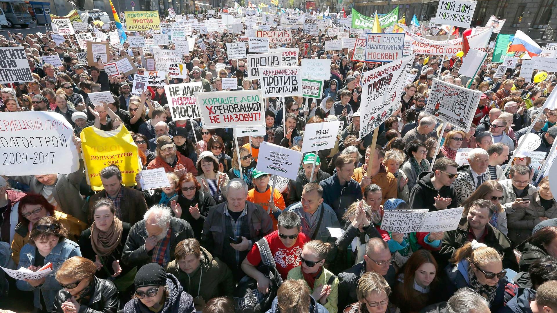 30.000 Menschen demonstrierten gegen den Abriss alter Plattenbauten in Moskau.