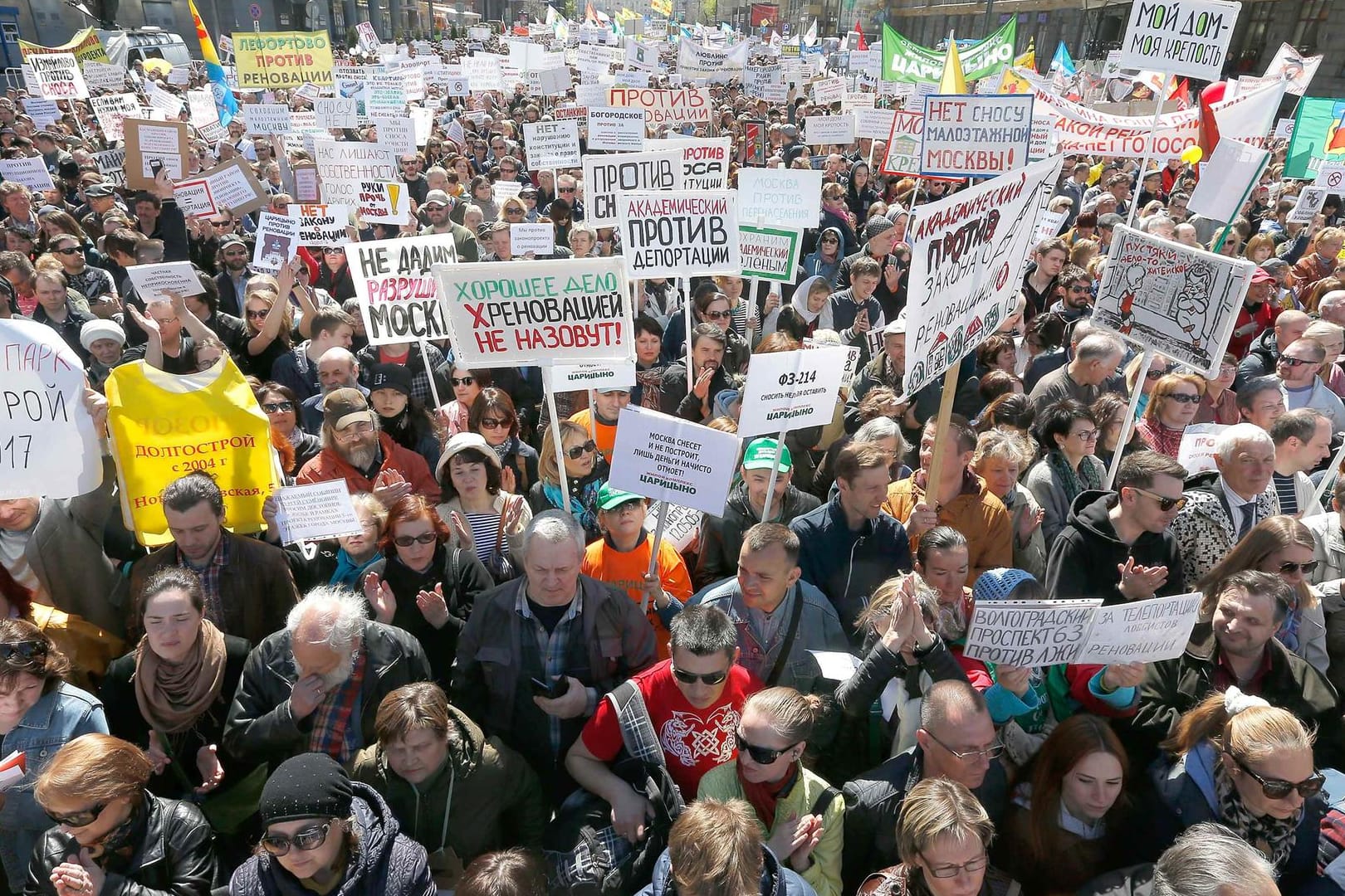 30.000 Menschen demonstrierten gegen den Abriss alter Plattenbauten in Moskau.