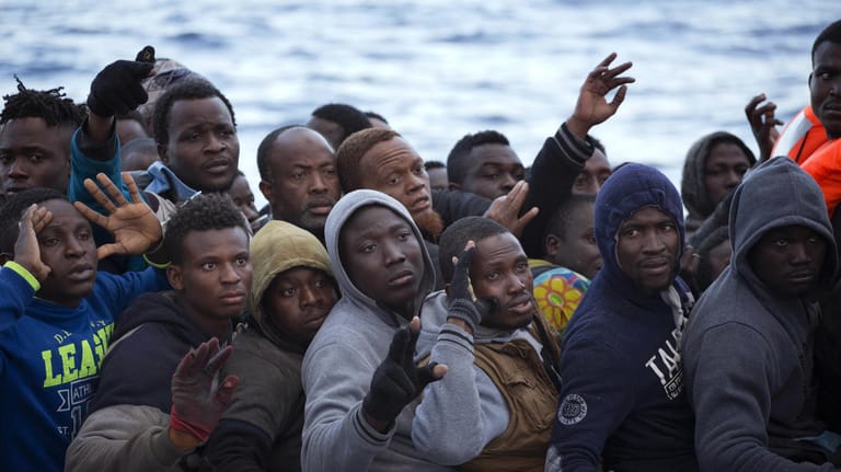 Migranten und Flüchtlinge in einem Gummiboot, die Richtung Europa fahren.