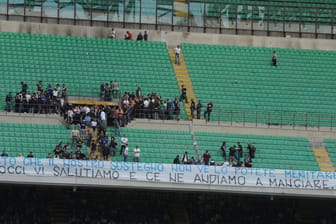 Deutliche Kritik: Die Inter-Fans verlassen das Stadion. Unten: Das Banner.
