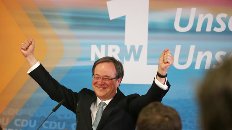 Der Spitzenkandidat der CDU, Armin Laschet, jubelt nach der Bekanntgabe der ersten Ergebnisse.