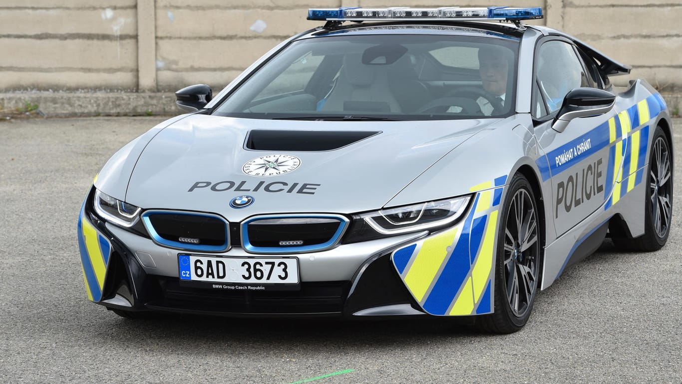 Brno: Tschechische Polizei nimmt Sportwagen BMW i8 in Dienst.