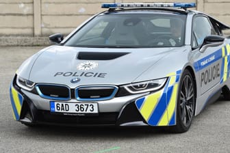 Brno: Tschechische Polizei nimmt Sportwagen BMW i8 in Dienst.