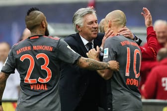 Bayern-Trainer Carlo Ancelotti beglückwünscht Arjen Robben nach dessen Treffer zum 5:4 gegen Leipzig.