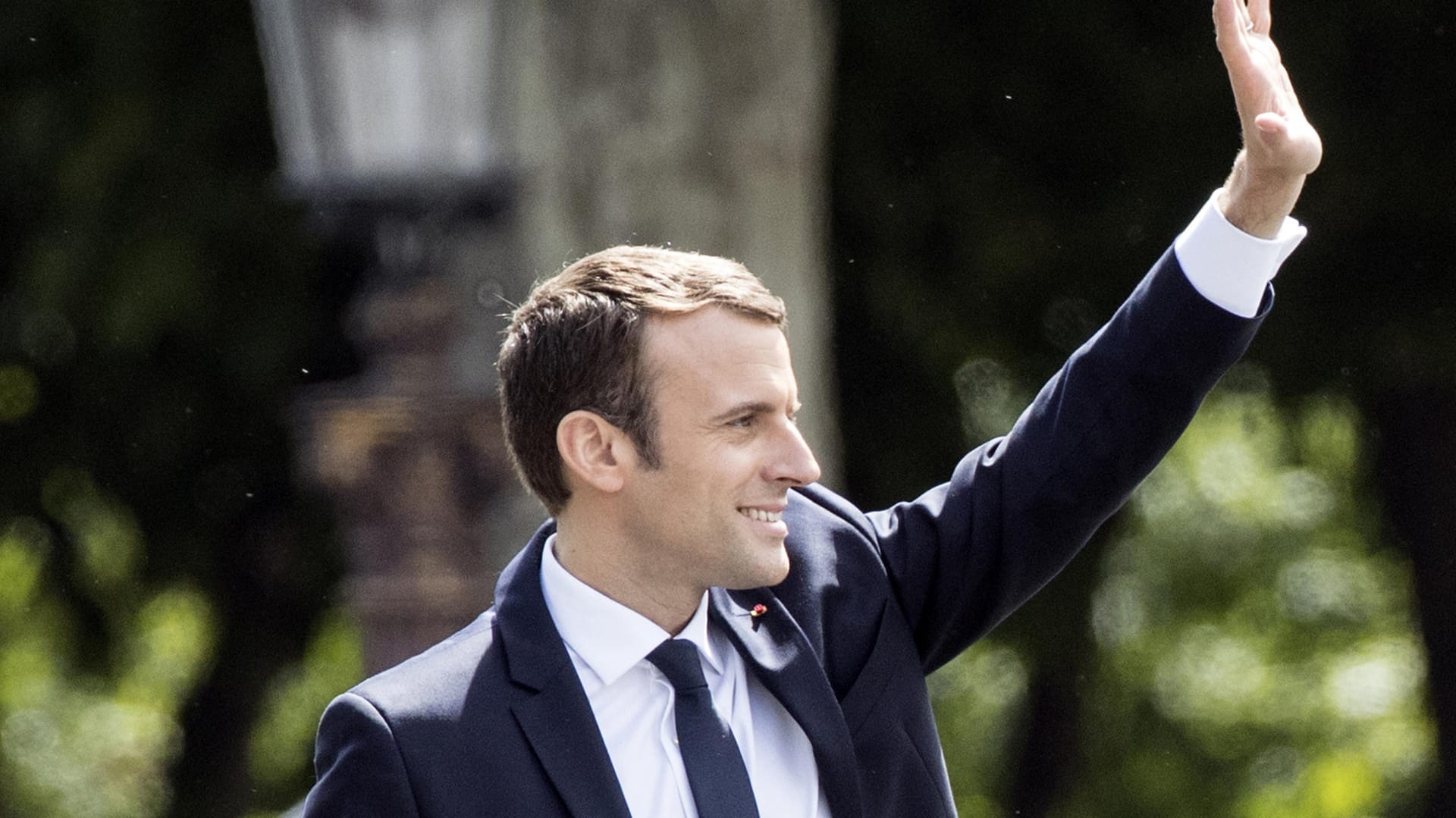 Sonntagvormittag löste Emmanuel Macron seinen Vorgänger Francois Hollande als französischer Präsident ab. Einen Tag später trifft er zu seinem ersten Staatsbesuch in Deutschland ein. Sonntagvormittag löste Emmanuel Macron seinen Vorgänger Francois Hollande als französischer Präsident ab. Einen Tag später trifft er zu seinem ersten Staatsbesuch in Deutschland ein.
