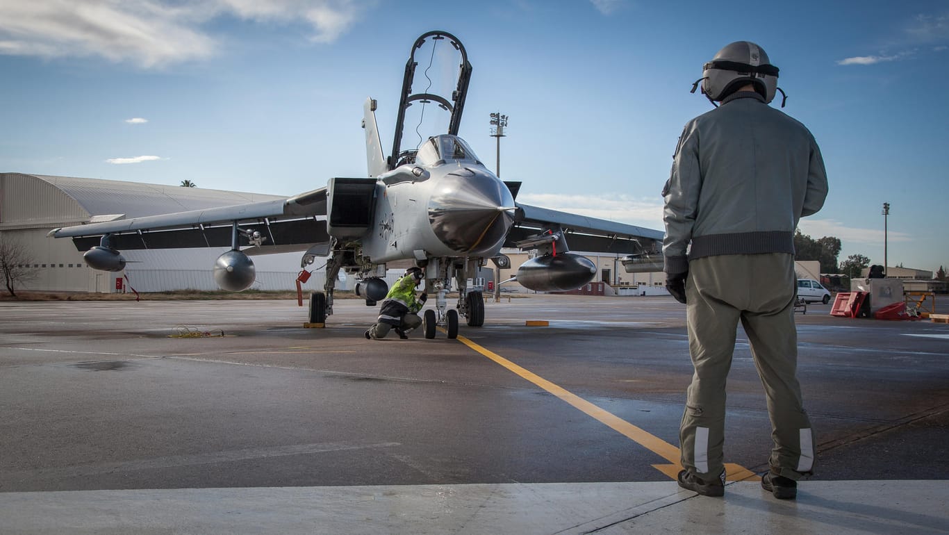 Techniker bereiten im Rahmen des Einsatzes Counter DAESH einen Einsatzflug zweier Recce Tornados auf der Air Base in Incirlik (Türkei) vor.
