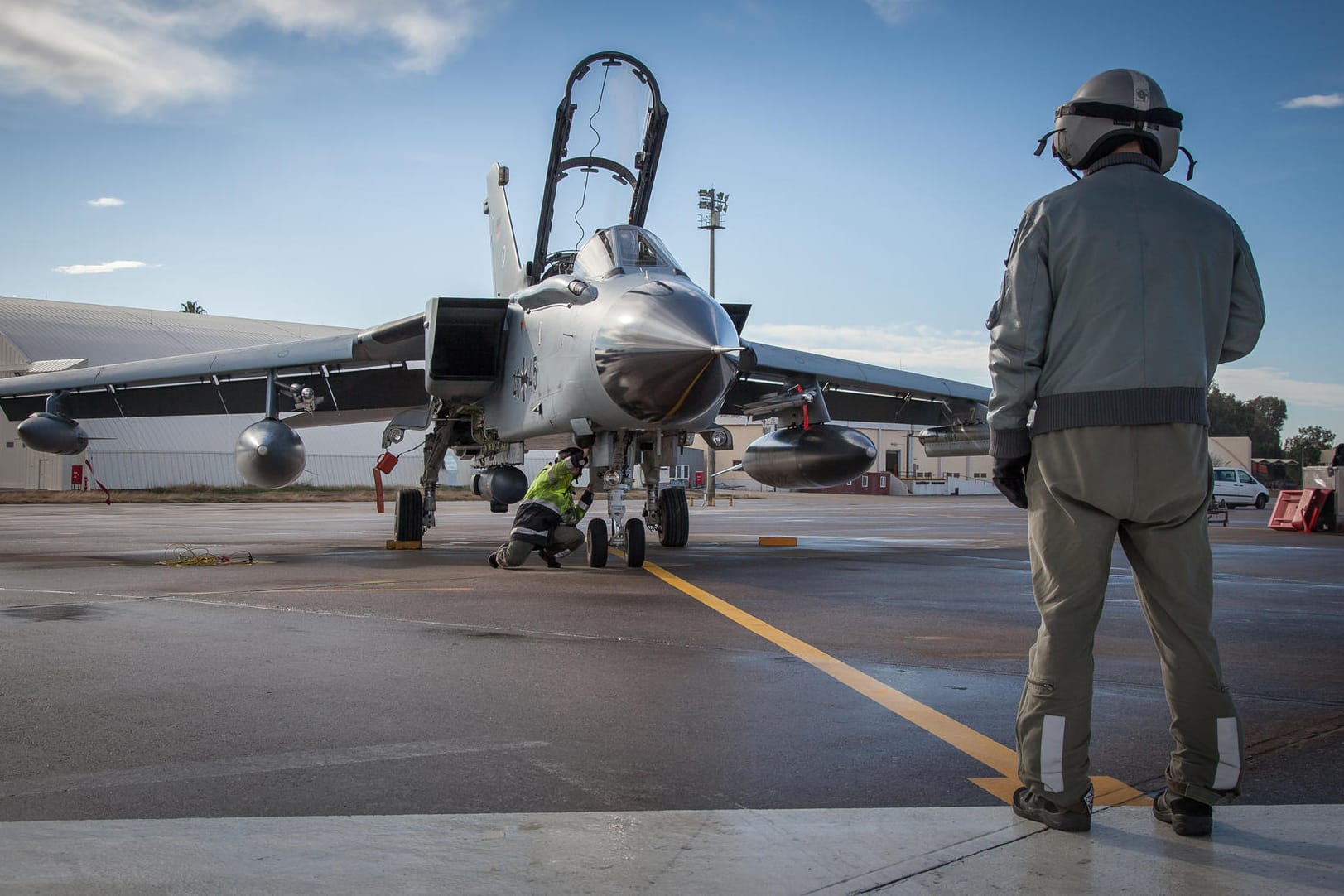 Techniker bereiten im Rahmen des Einsatzes Counter DAESH einen Einsatzflug zweier Recce Tornados auf der Air Base in Incirlik (Türkei) vor.