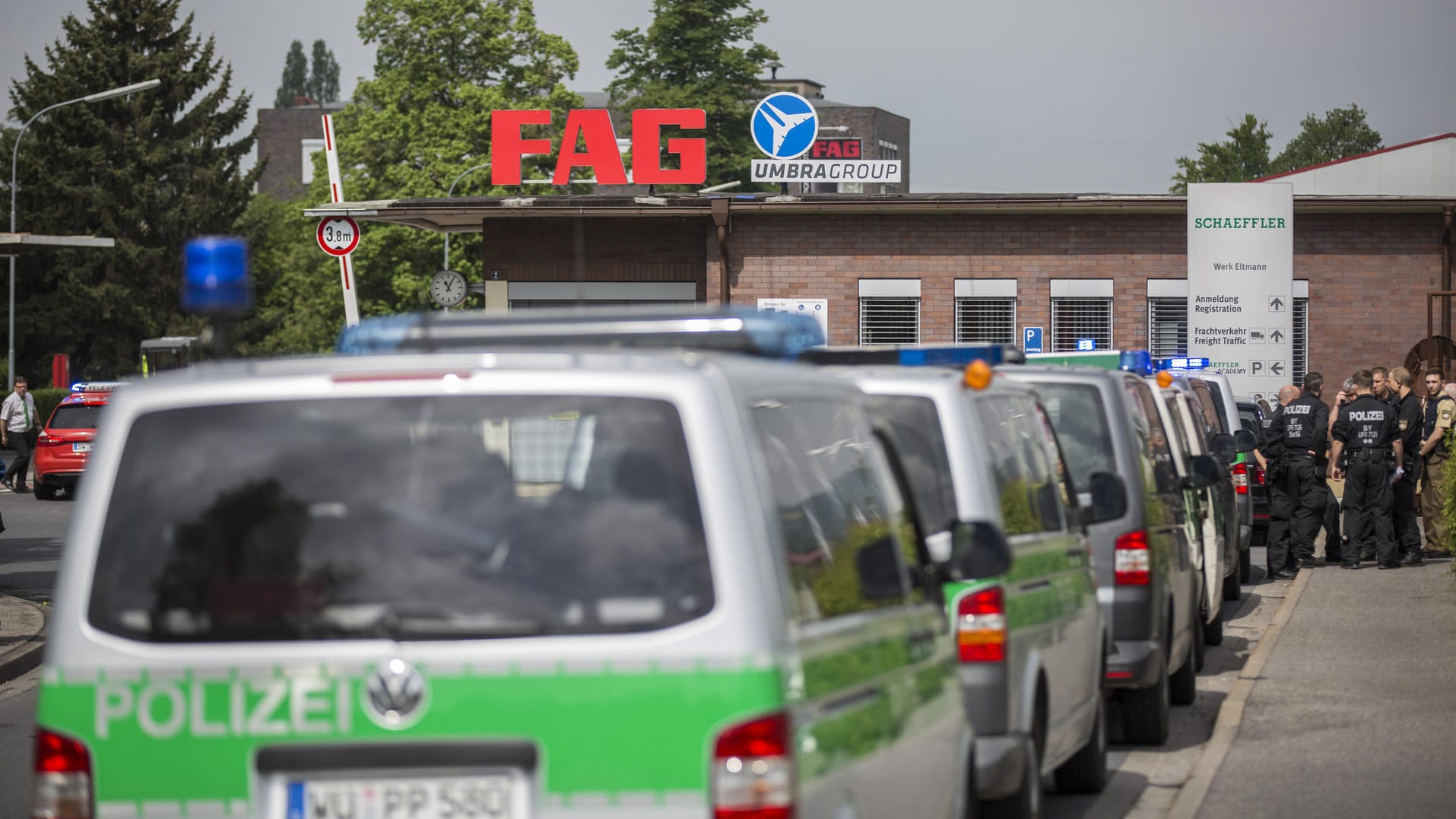Einsatzkräfte der Polizei vor dem Firmengelände der Schaeffler-Tochter FAG.