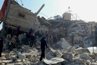 In Syrien häufen sich Angriffe wie in Idlib. Nahe Al-Rakka wurden nun mindestens 35 Zivilisten getötet.