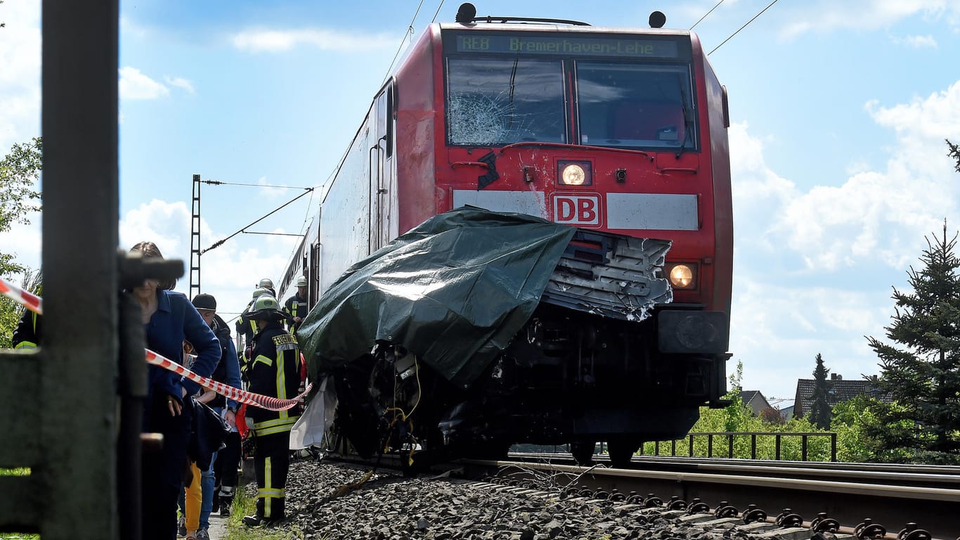 Der verunglückte Zug stoppte rund 300 Meter in Fahrtrichtung Norden hinter dem Bahnübergang, an dem sich der Unfall zuvor ereignete.