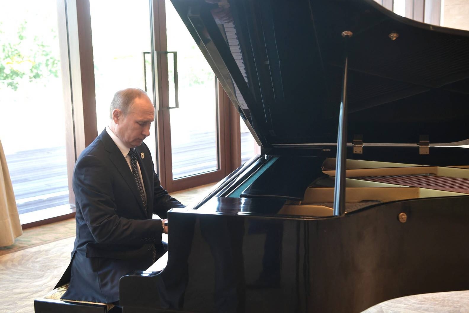 Der russische Präsident Wladimir Putin sitzt vor einem Treffen mit Chinas Staatschef Xi Jinping am Klavier.