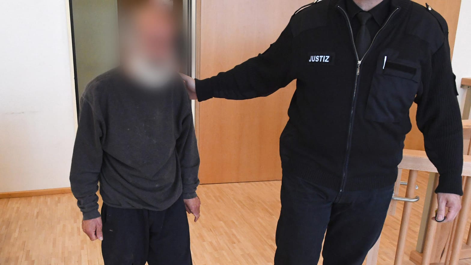 Der Angeklagte im Sitzungssaal des Landgerichts Stralsund