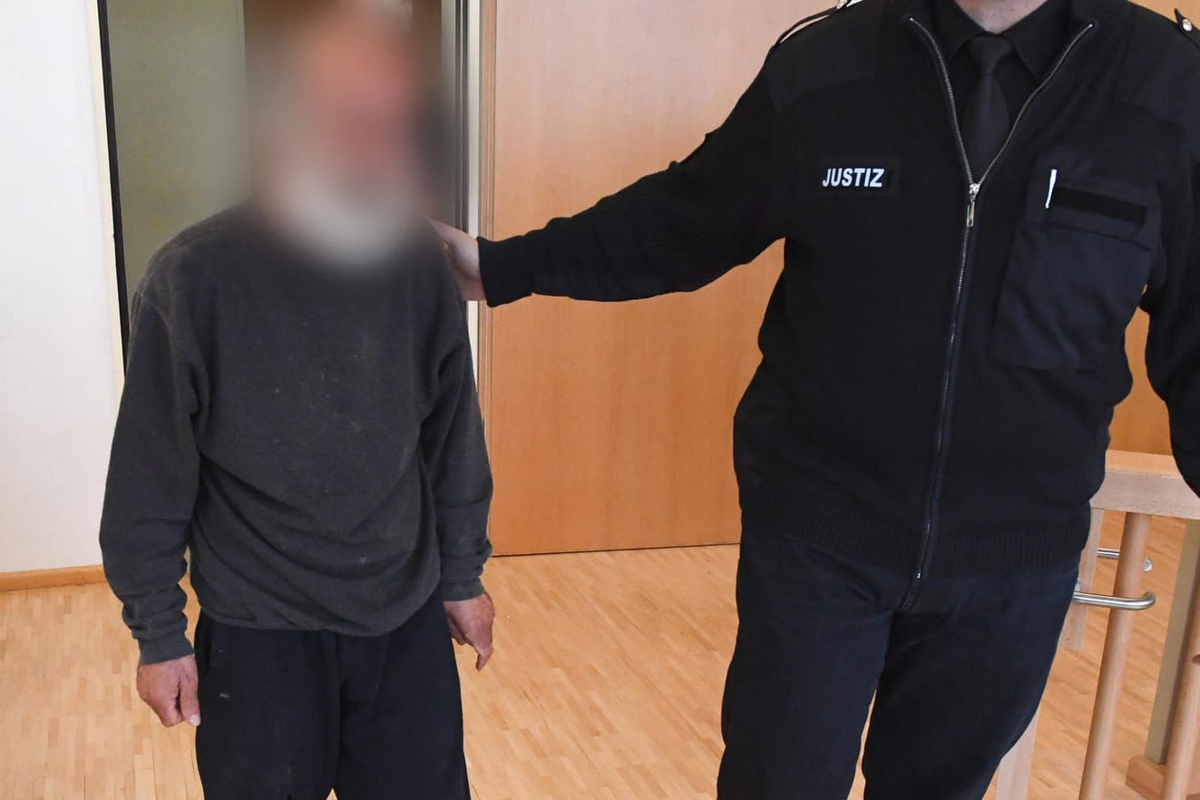 Der Angeklagte im Sitzungssaal des Landgerichts Stralsund