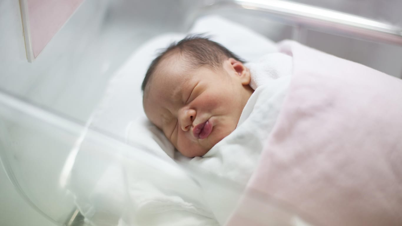 Ein Neugeborenes liegt im Krankenhaus