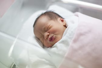 Ein Neugeborenes liegt im Krankenhaus