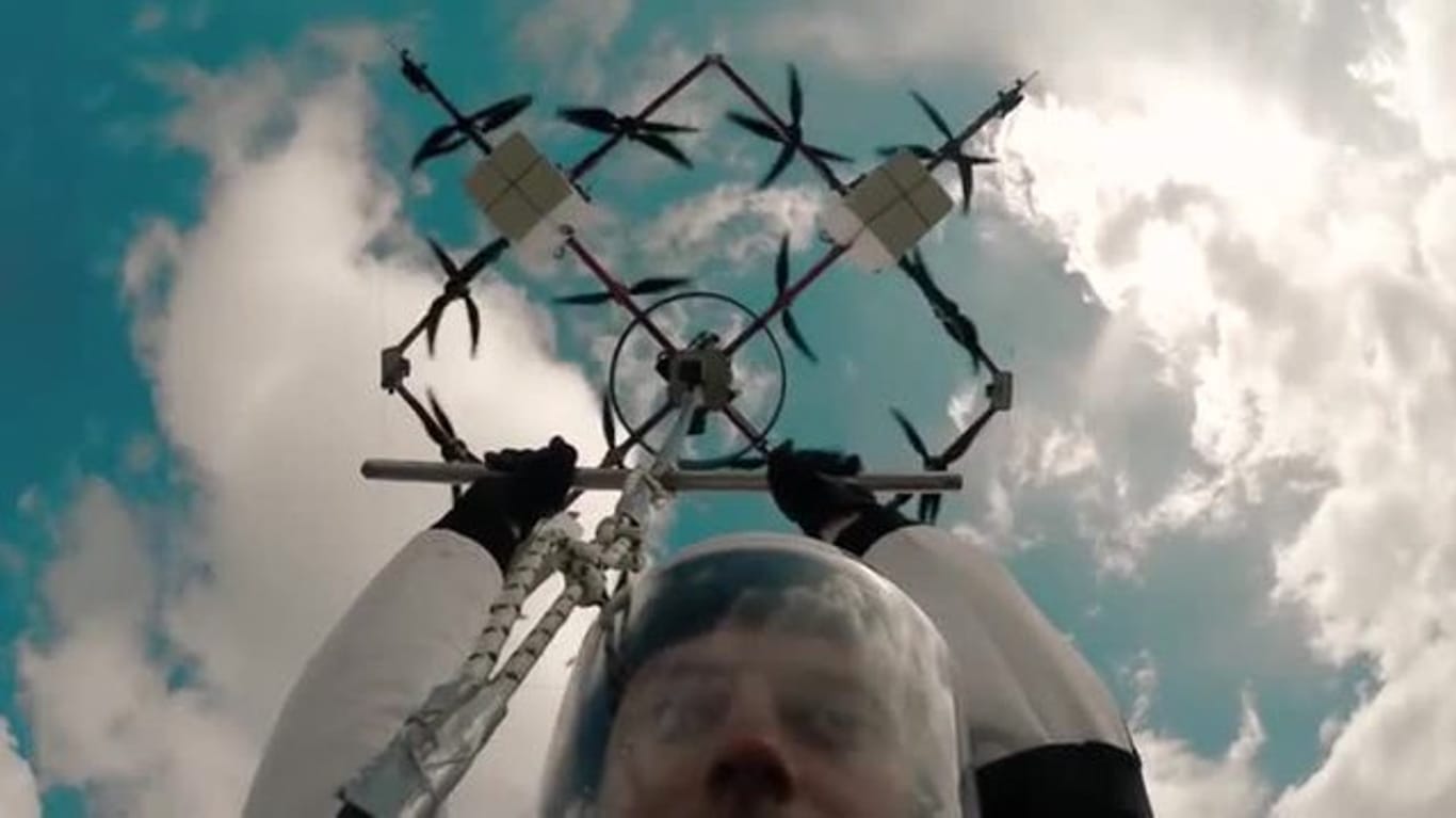 Der Extremsportler Ingus Augstkalns wagte einen Fallschirmsprung von einer Drohne.
