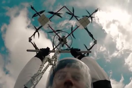Der Extremsportler Ingus Augstkalns wagte einen Fallschirmsprung von einer Drohne.