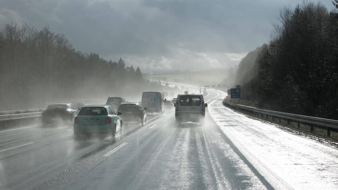 Auf der A70 nahe Oberhaid kam der Unfallfahrer von der nassen Fahrbahn ab (Symbolfoto)