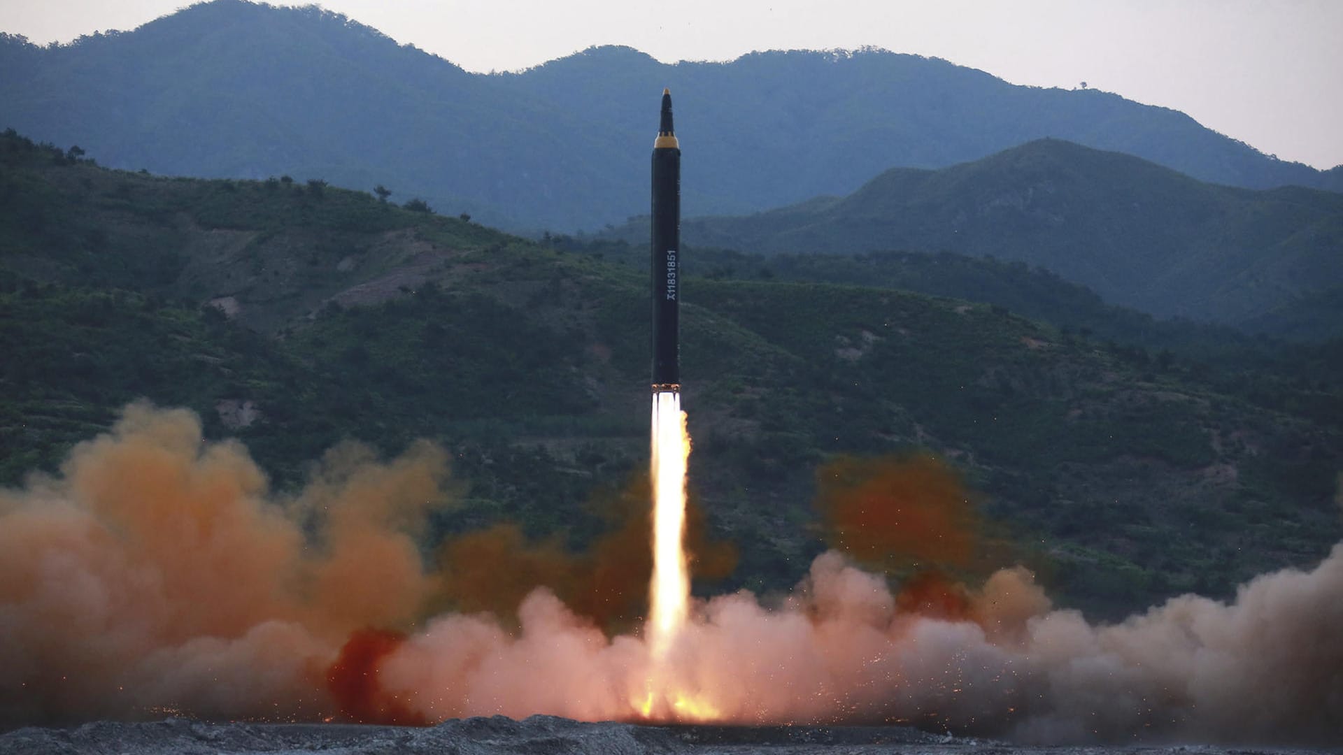 Das Foto der staatlichen nordkoreansichen Nachrichtenagentur KCNA soll eine Rakete des Typs «Hwasong-12» zeigen. Das Foto der staatlichen nordkoreansichen Nachrichtenagentur KCNA soll eine Rakete des Typs «Hwasong-12» zeigen.